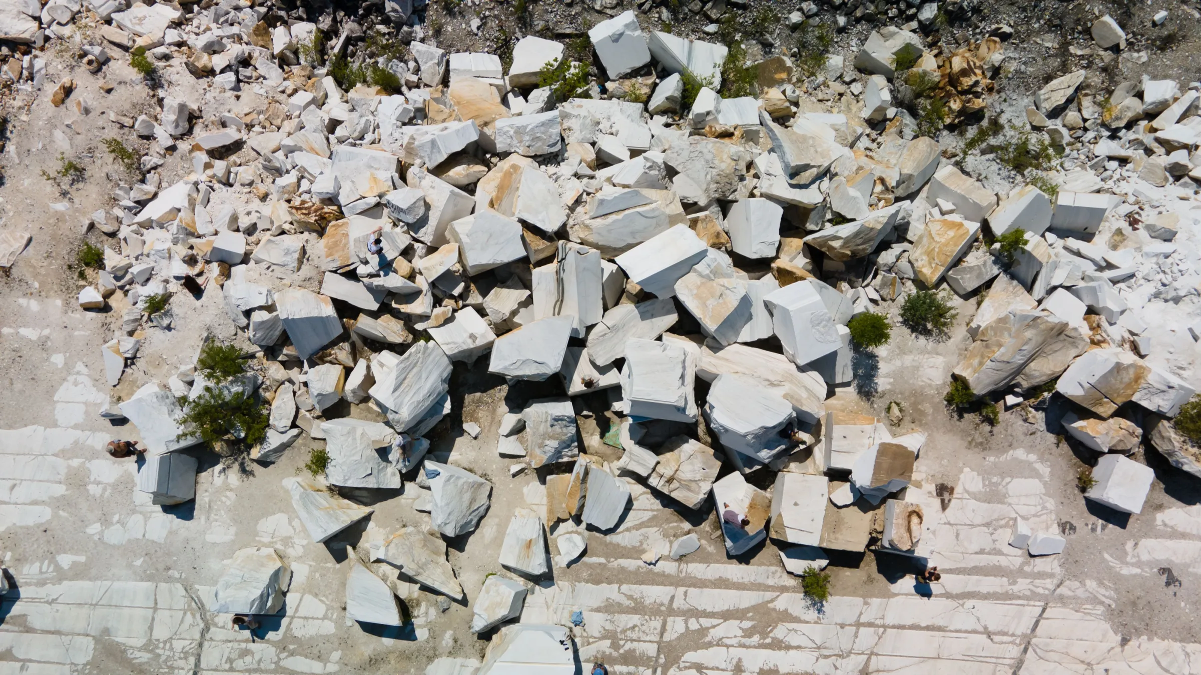 Acopio de roca mineral blanca en una cantera industrial