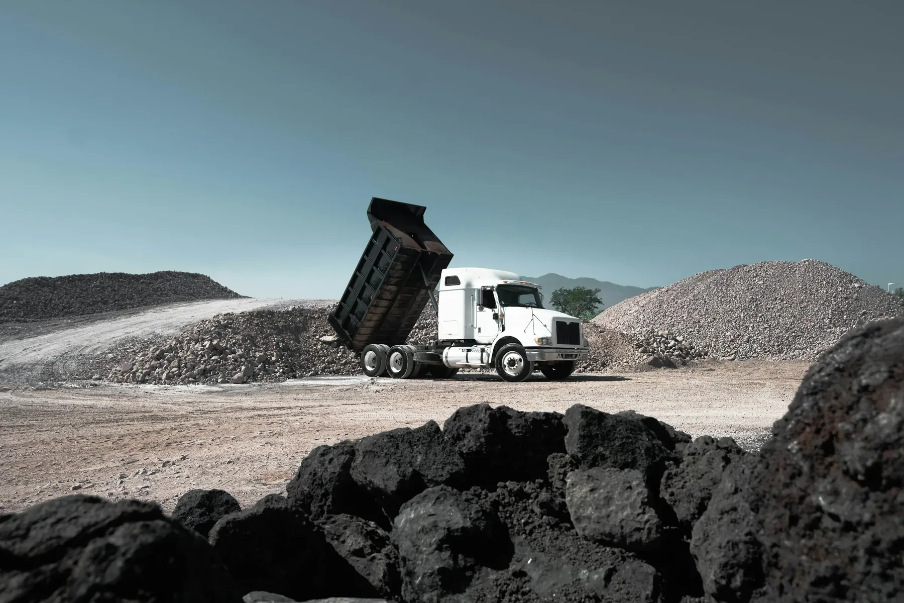 Camión descargando material mineral en una operación de cantera