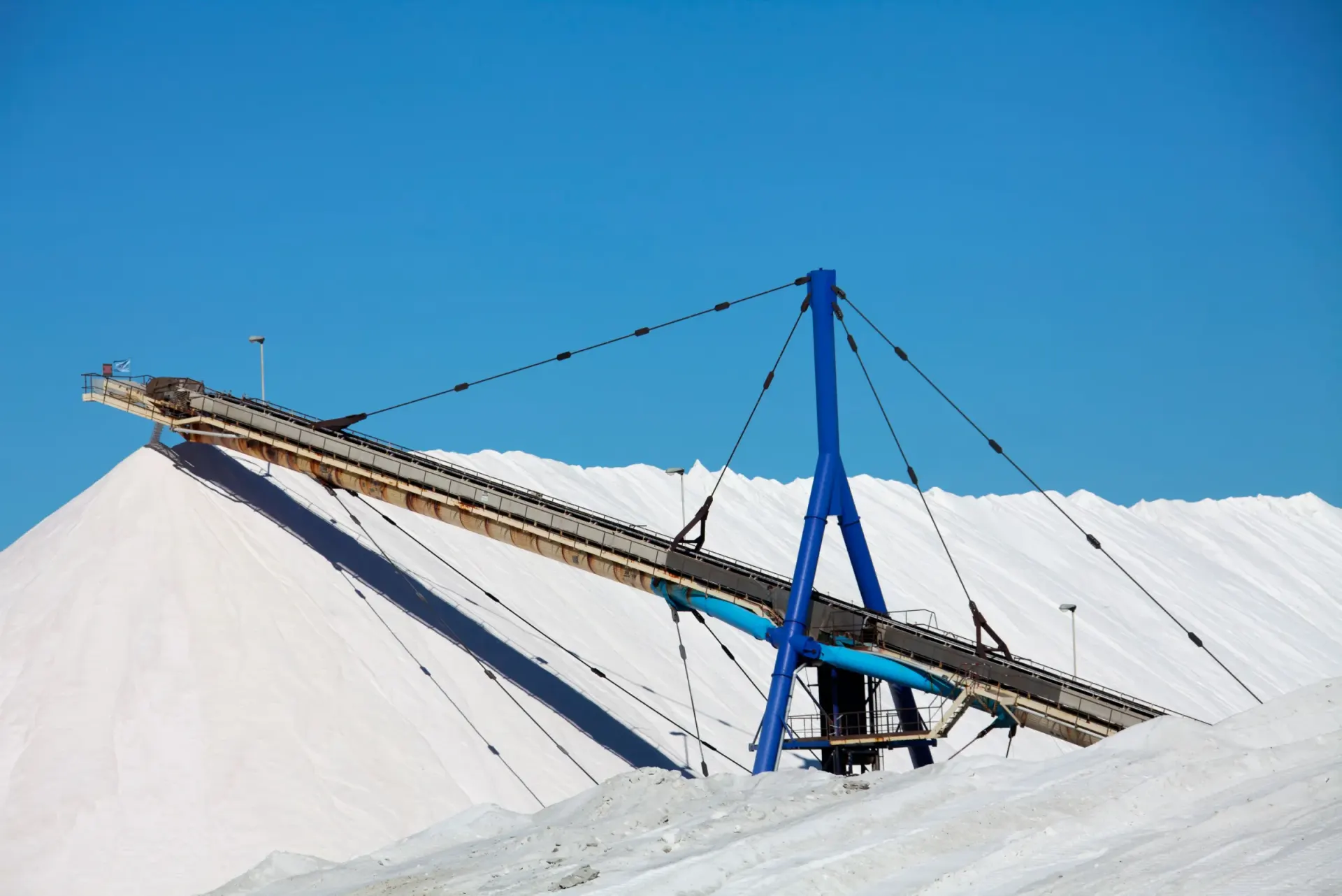 Mineral stockpile with a continuous conveying and loading system