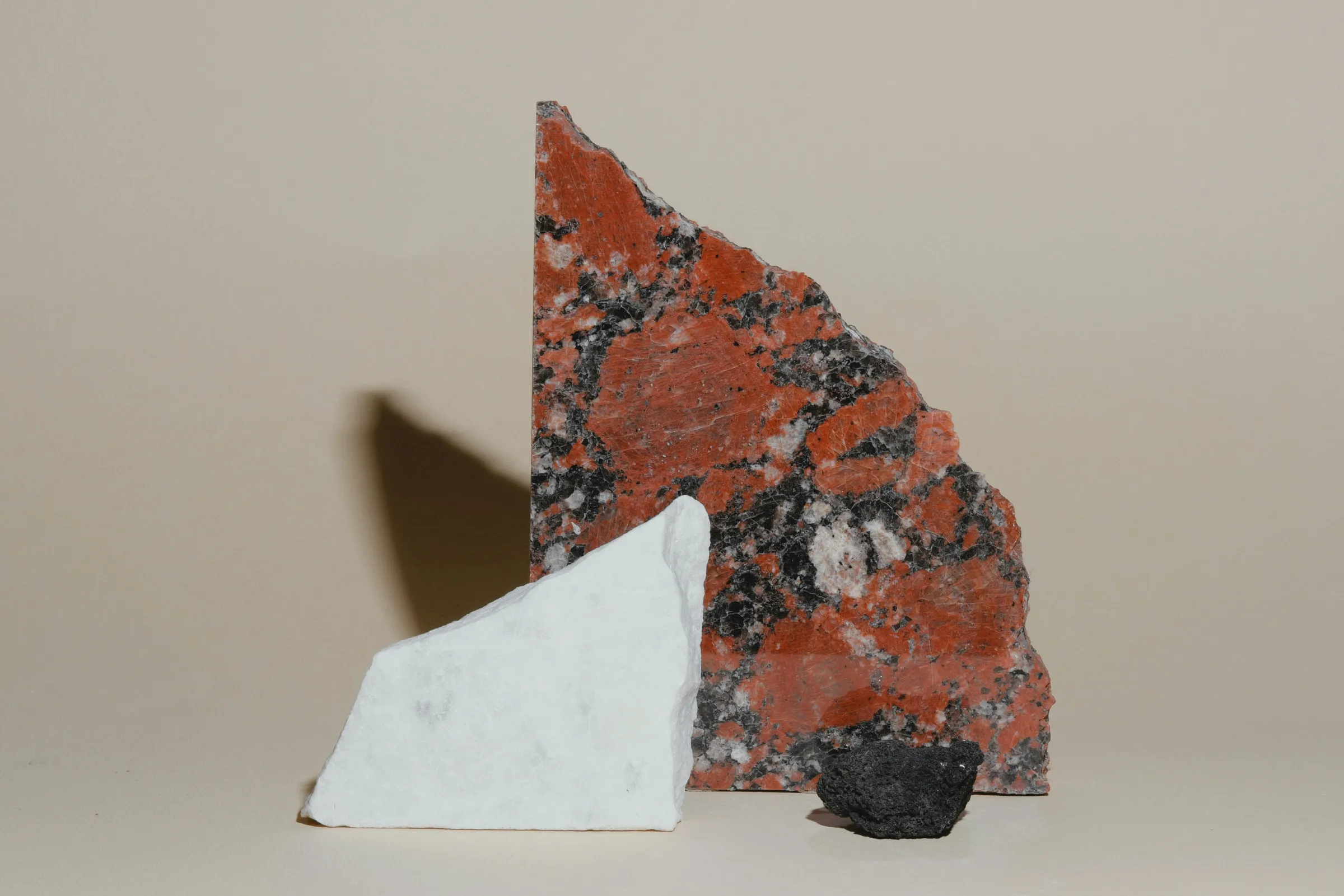 Muestras de distintos minerales preparadas para comparación técnica