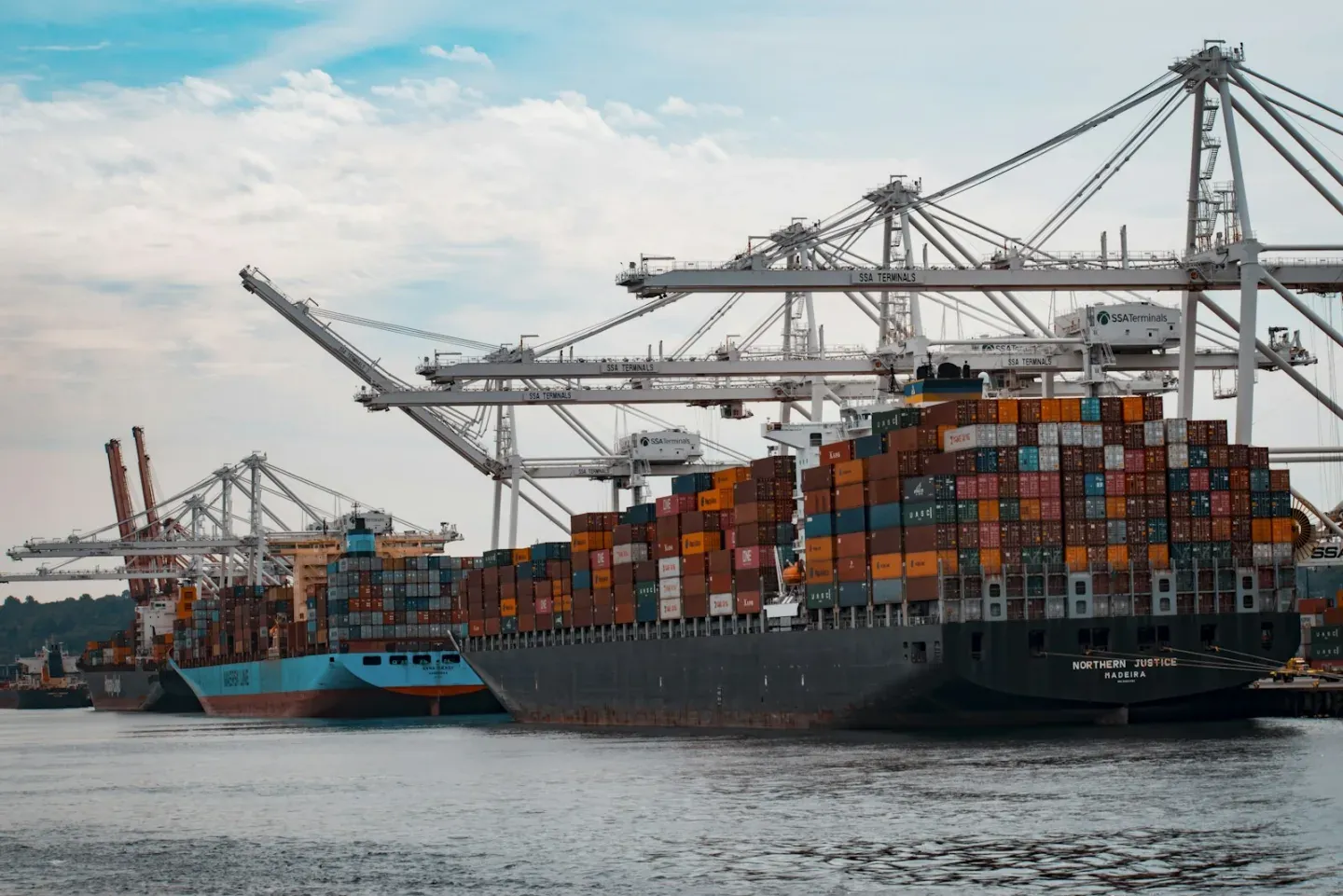 Buques y terminal portuaria dentro de una cadena logística industrial